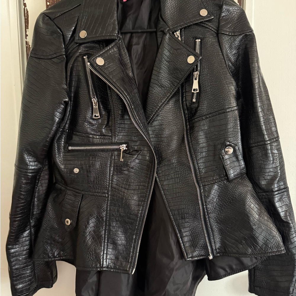 Elegant Black Croc-Embossed Leather Jacket